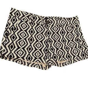 American Eagle Navajo Print Shorts Size 4 Black & White